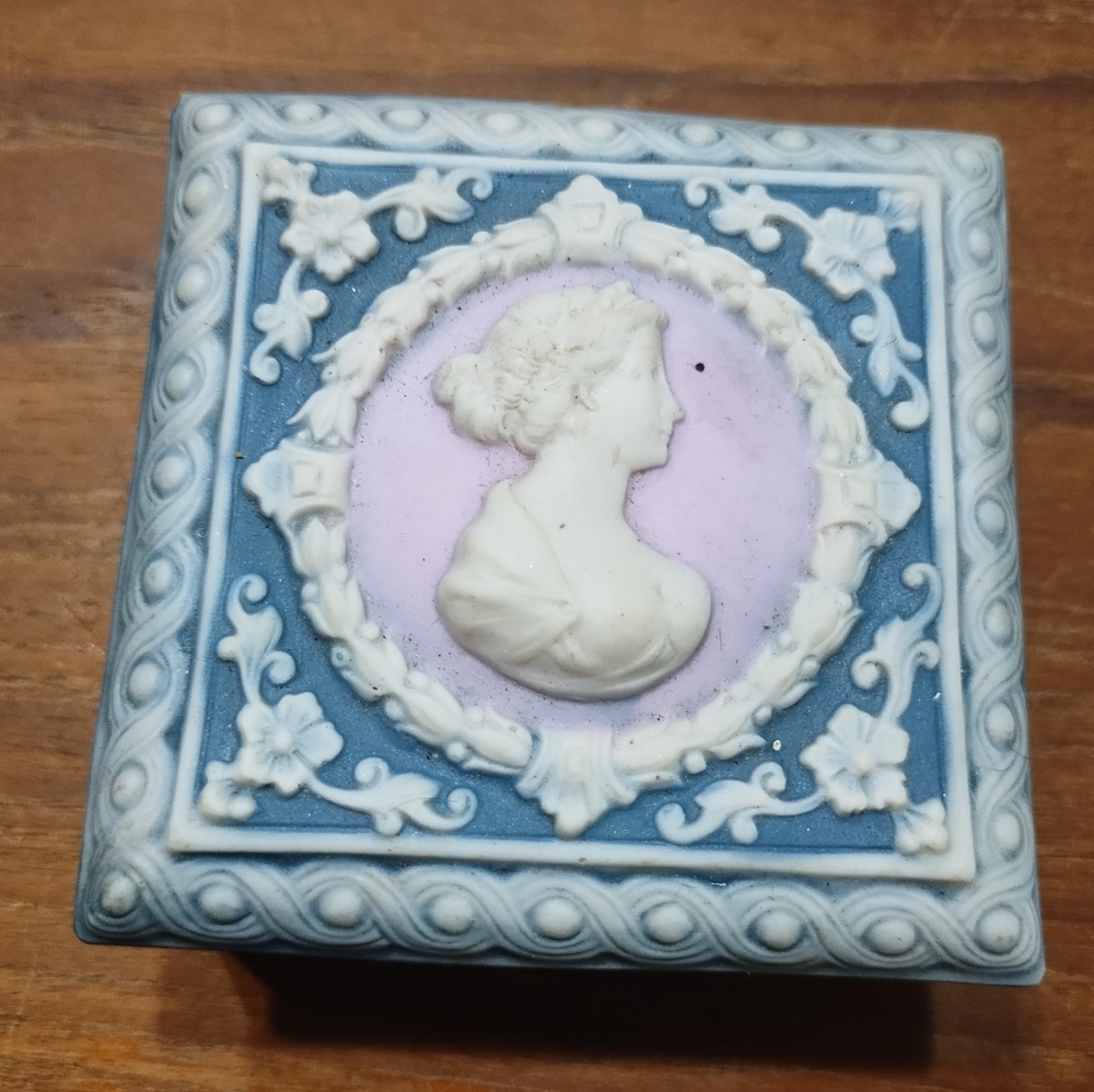 Wedgewood Style Trinket Box, Ceramic, Blue & White, Cameo on Lid - Picture 1 of 9